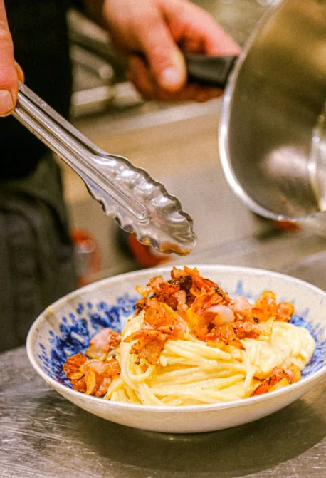 Spaghetti carbonara au guanciale croustillant