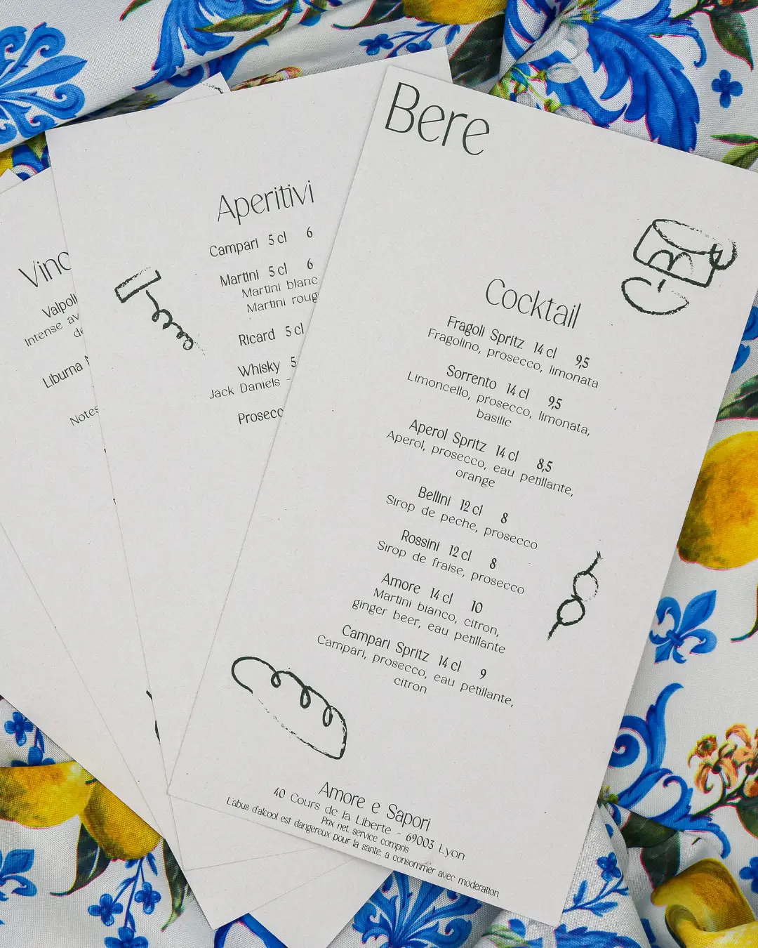 Les cartes de boissons sur une nappe aux citrons