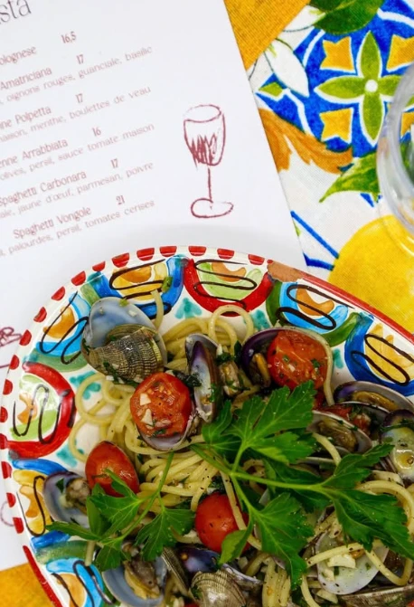 Spaghetti vongole posés sur la carte